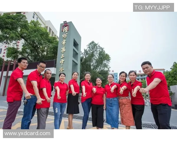 女孩与足球明星携手共度美好时光谱写青春爱情故事